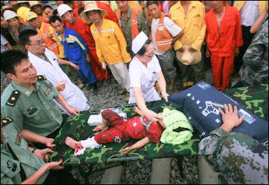 20111105-Xinhua Wenzhou train crash  toddler rescued 21 hours.jpg